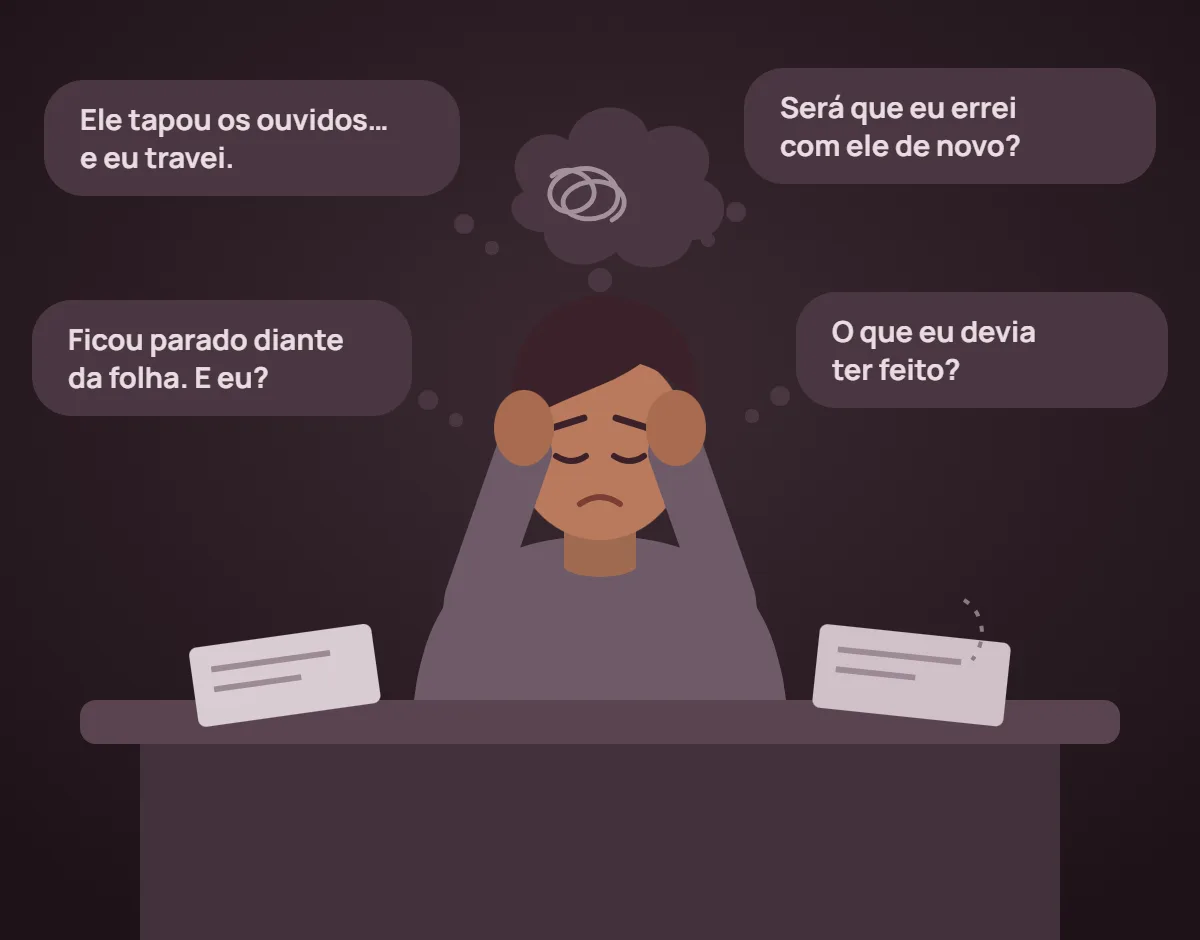 Professora sentada à mesa, com as mãos na cabeça, presa nos pensamentos sobre o aluno